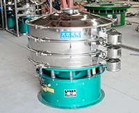 旋振篩多采用立式振動(dòng)電機(jī)作為激振來(lái)源，利用偏心塊的夾角的不同實(shí)現(xiàn)物料在篩網(wǎng)上運(yùn)動(dòng)的軌跡調(diào)整。