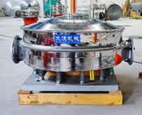 直排篩可分為單雙振動(dòng)源兩種，但其電機(jī)是懸掛在振動(dòng)篩框的外側(cè)，振動(dòng)理相對(duì)比較大。