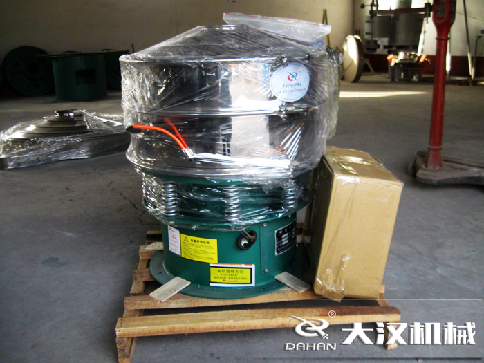 三氯蔗糖粉超聲波振動篩采用不銹鋼+碳鋼材質的產(chǎn)品能夠更好的節(jié)省成本，同時能夠達到想要的篩分效果。