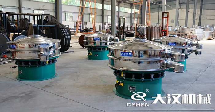 磨料振動(dòng)篩的工作原理：是由直立電機(jī)作為激振源，用來(lái)幫助物料進(jìn)行運(yùn)動(dòng)并且實(shí)現(xiàn)，理想的分級(jí)除雜效果。