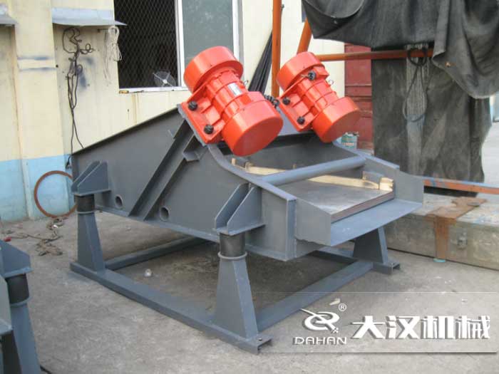 礦用振動(dòng)篩采用優(yōu)質(zhì)的錳鋼材質(zhì)，主要特點(diǎn)就耐磨性強(qiáng)，對(duì)于礦用振動(dòng)篩來(lái)說(shuō)其，耐磨性是非常重要的。