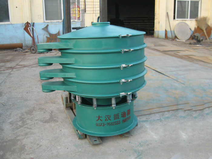直徑1000型振動(dòng)篩除了有碳鋼材質(zhì)其還有不銹鋼+碳鋼，以及全不銹鋼的選擇，用戶可根據(jù)用戶物料的性質(zhì)不同可進(jìn)行選擇。
