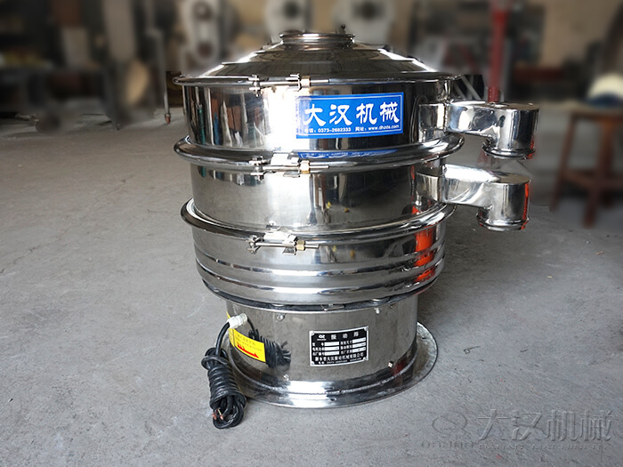 醫(yī)藥振動(dòng)篩主要采用的是304不銹鋼振動(dòng)篩，優(yōu)勢(shì)：設(shè)備干凈衛(wèi)生，不易生銹，使用壽命長久，經(jīng)久耐用。